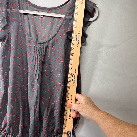 Sound & Matter Gray and Red‎ Floral top - Picture 4 of 6